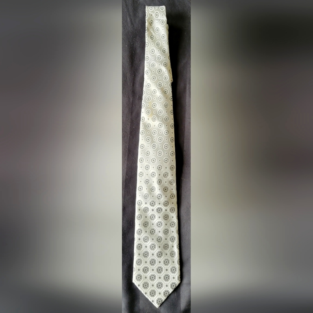 George Foreman Silver Geometric Design - Like New, 100% Silk